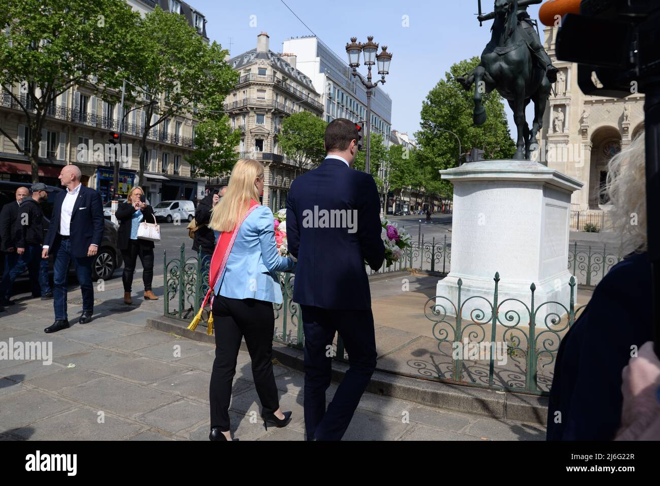 Jordan Bardella, Interimspräsident der RN, kam mit Verwandten der Partei, um einen Kranz am Fuß der Statue von Jeanne d'Arc zu legen Stockfoto