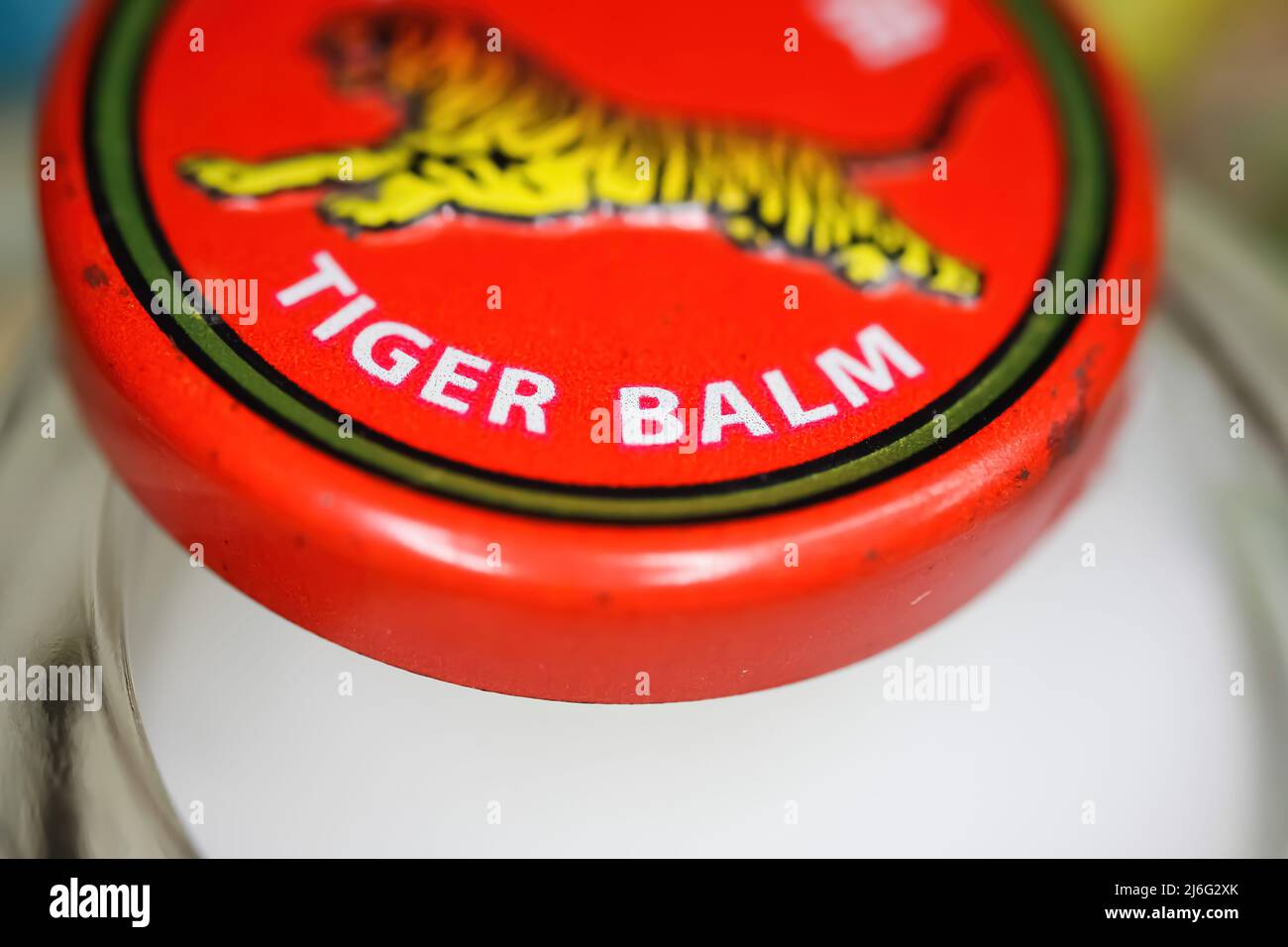 Viersen, Deutschland - Mai 9. 2022: Nahaufnahme der Deckel Deckel mit asiatischen analgetischen Hitze Tiger Balsam reiben Salbe Stockfoto
