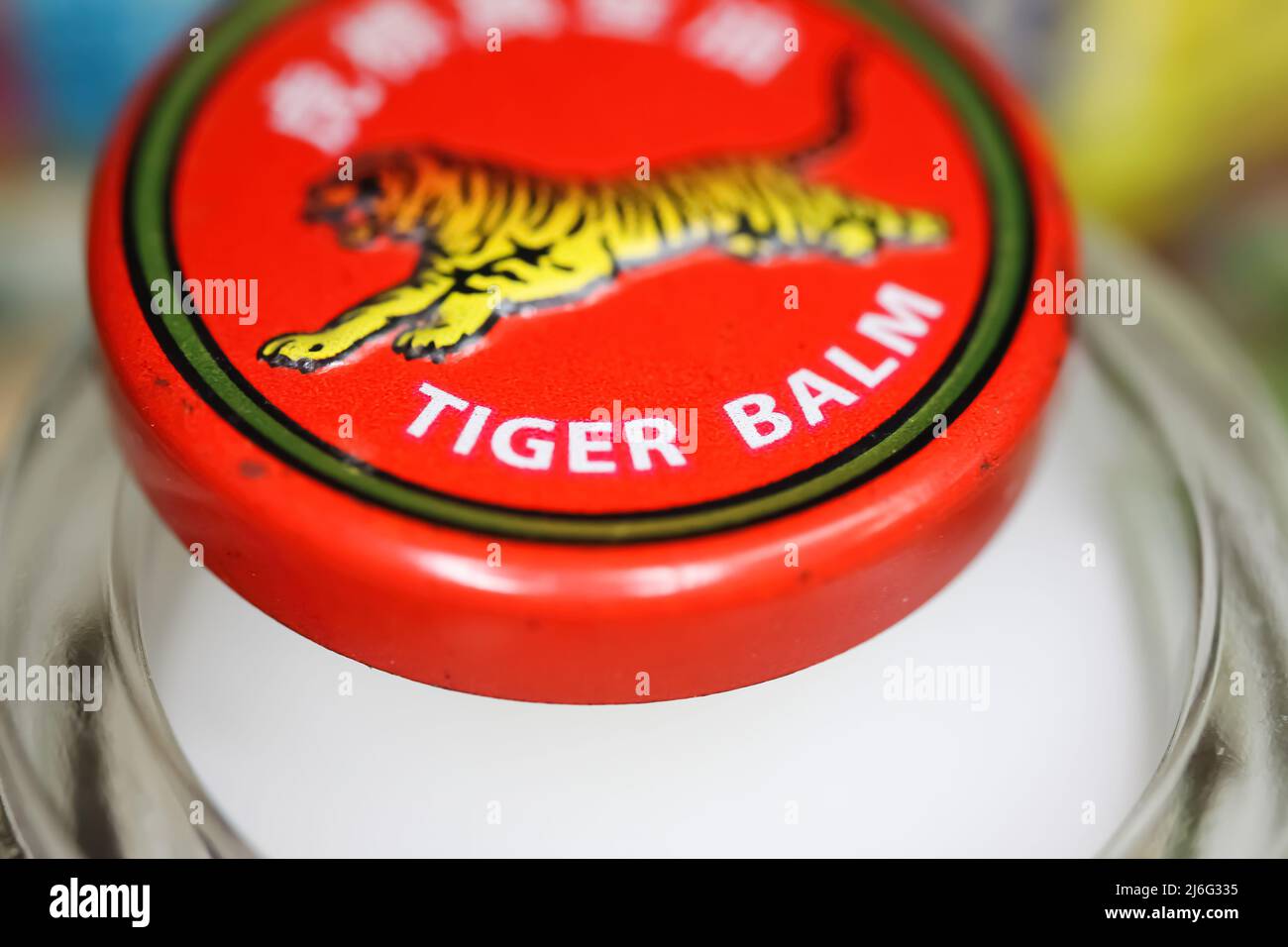 Viersen, Deutschland - Mai 9. 2022: Nahaufnahme der Deckel Deckel mit asiatischen analgetischen Hitze Tiger Balsam reiben Salbe Stockfoto