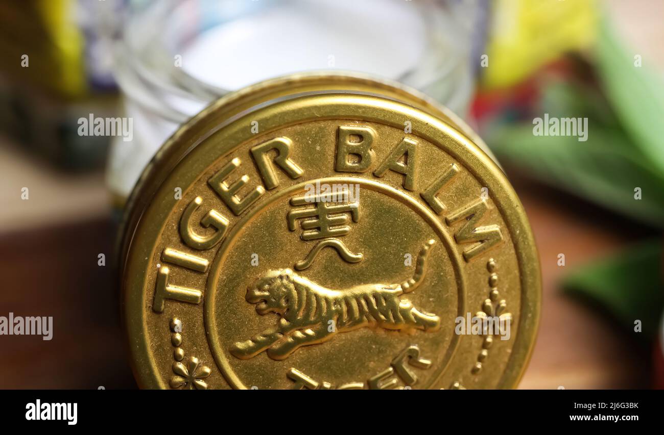 Viersen, Deutschland - Mai 9. 2022: Nahaufnahme der Deckel Deckel mit asiatischen analgetischen Hitze Tiger Balsam reiben Salbe Stockfoto
