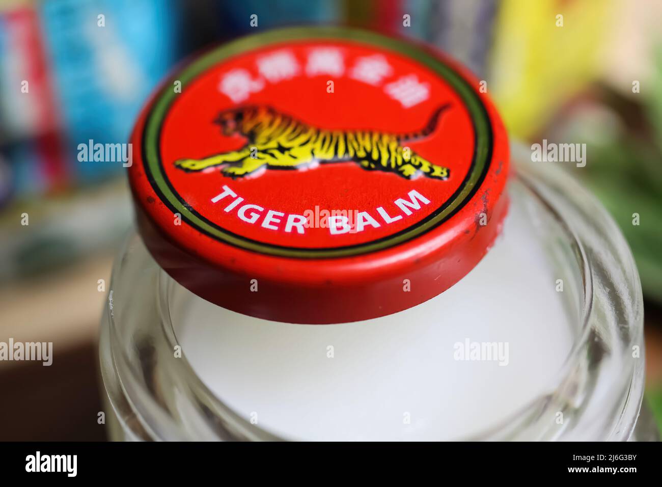 Viersen, Deutschland - Mai 9. 2022: Nahaufnahme der Deckel Deckel mit asiatischen analgetischen Hitze Tiger Balsam reiben Salbe Stockfoto