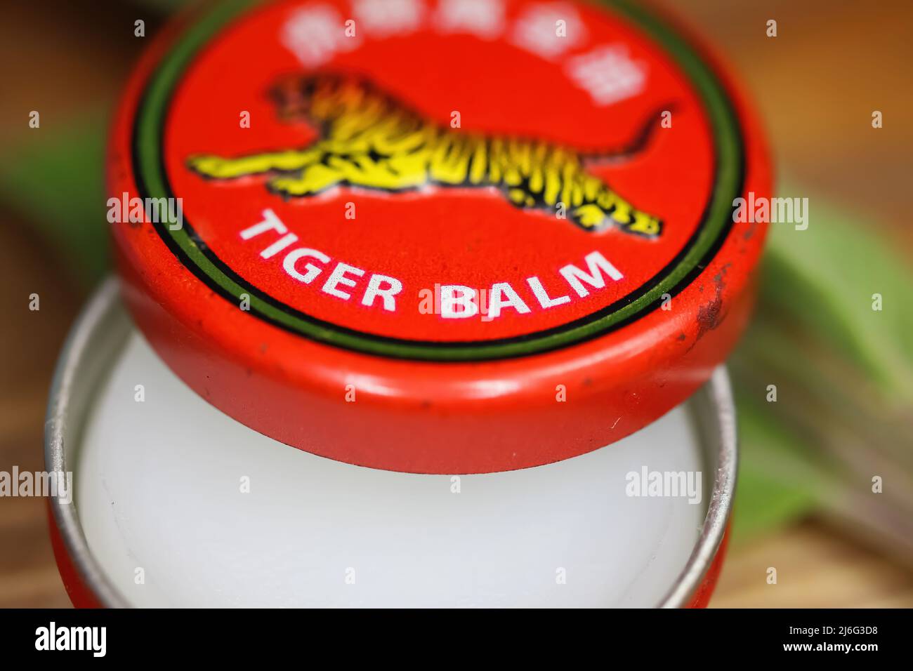 Viersen, Deutschland - Mai 9. 2022: Nahaufnahme der Deckel Deckel mit asiatischen analgetischen Hitze Tiger Balsam reiben Salbe Stockfoto