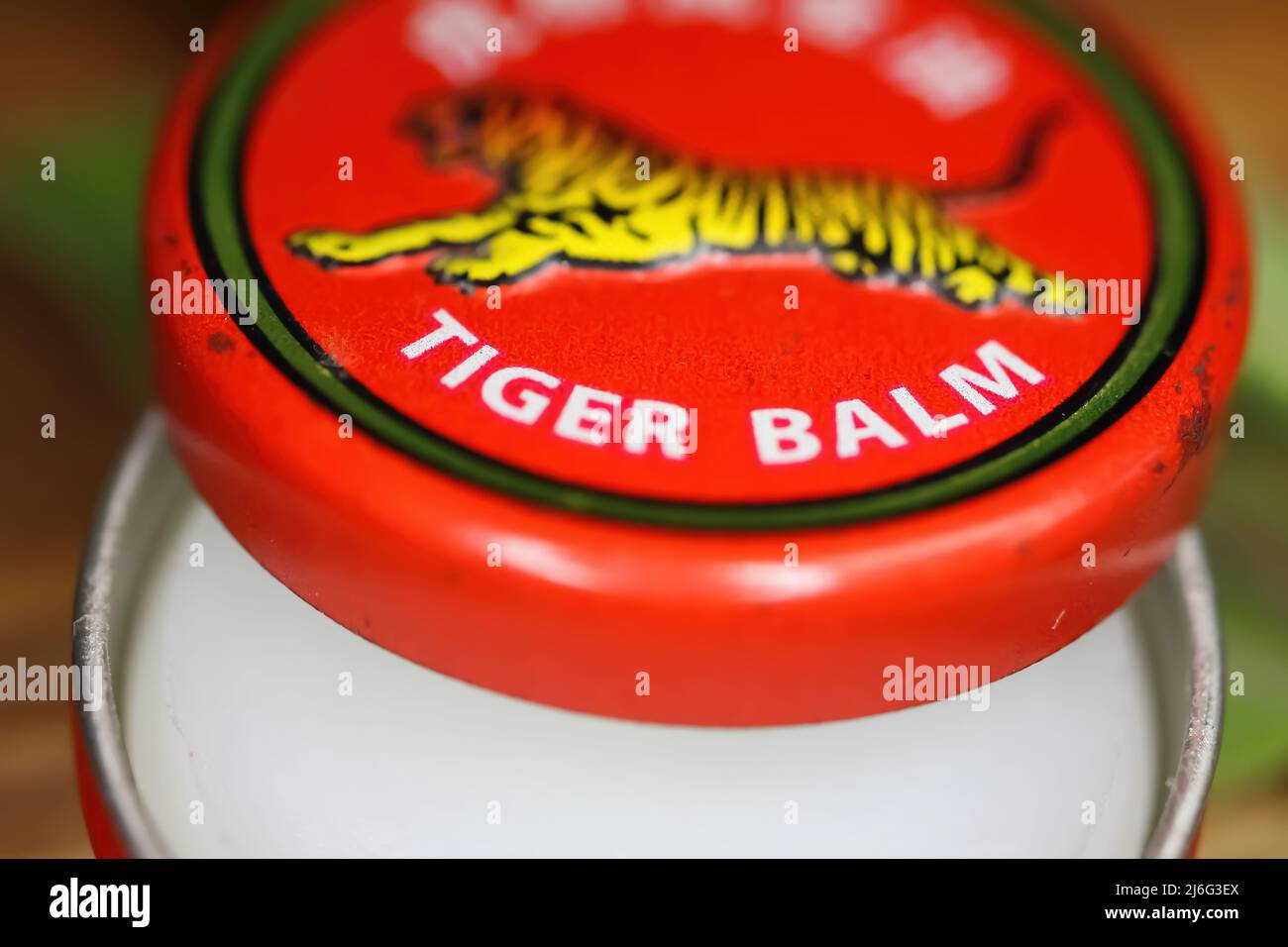 Viersen, Deutschland - Mai 9. 2022: Nahaufnahme der Deckel Deckel mit asiatischen analgetischen Hitze Tiger Balsam reiben Salbe Stockfoto