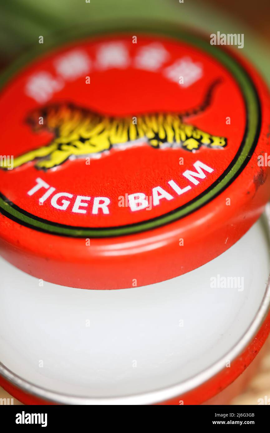 Viersen, Deutschland - Mai 9. 2022: Nahaufnahme der Deckel Deckel mit asiatischen analgetischen Hitze Tiger Balsam reiben Salbe Stockfoto