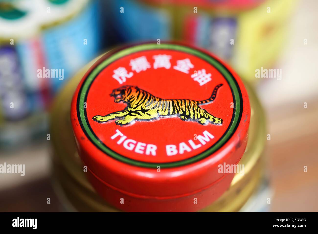 Viersen, Deutschland - Mai 9. 2022: Nahaufnahme der Deckel Deckel mit asiatischen analgetischen Hitze Tiger Balsam reiben Salbe Stockfoto