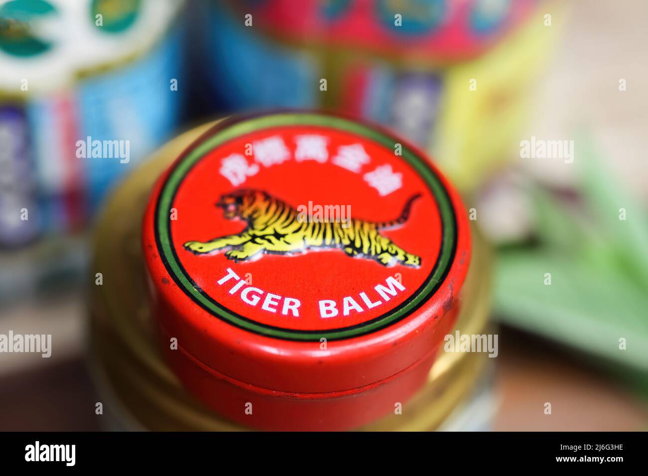 Viersen, Deutschland - Mai 9. 2022: Nahaufnahme der Deckel Deckel mit asiatischen analgetischen Hitze Tiger Balsam reiben Salbe Stockfoto