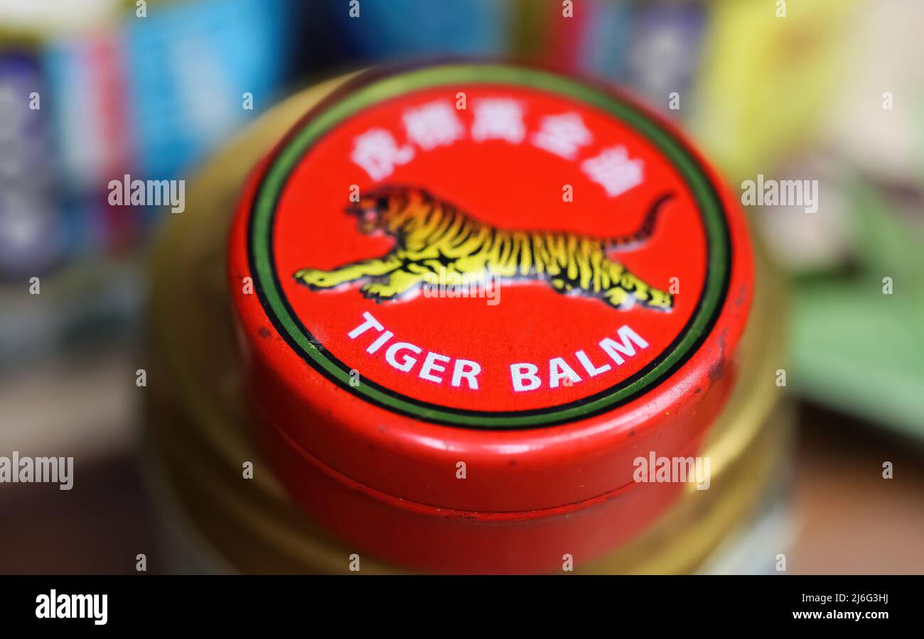 Viersen, Deutschland - Mai 9. 2022: Nahaufnahme der Deckel Deckel mit asiatischen analgetischen Hitze Tiger Balsam reiben Salbe Stockfoto