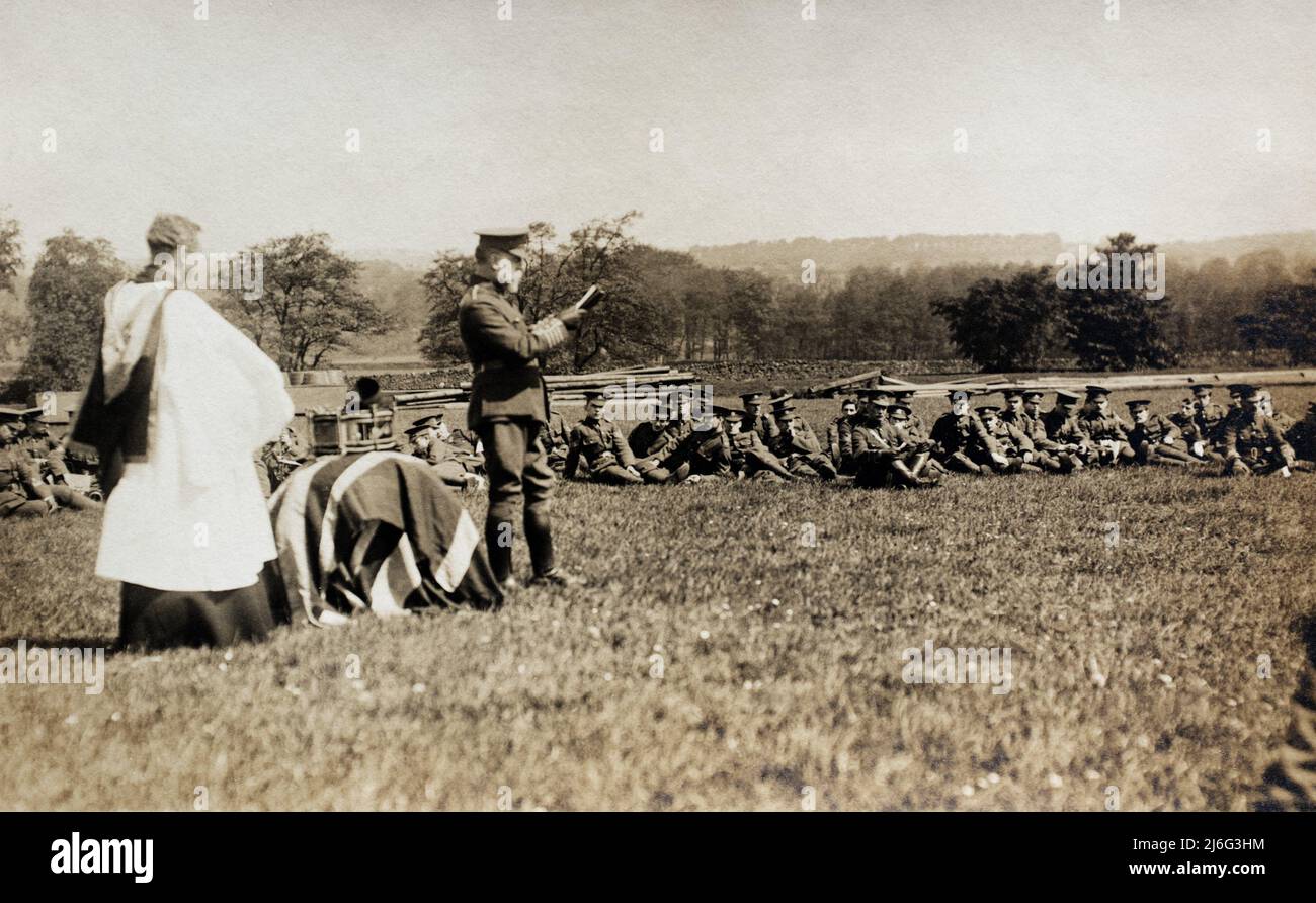 Ein padre und ein Offizier halten eine Predigt während einer Kircheparade, die auf einem Feld für britische Soldaten der Armee um Anfang 1900s abgehalten wird. Stockfoto