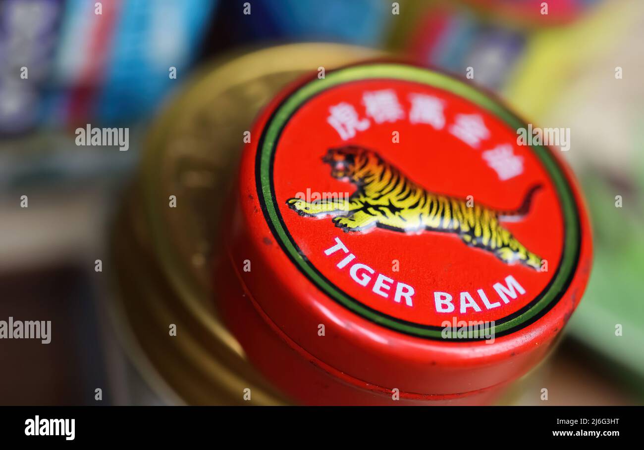 Viersen, Deutschland - Mai 9. 2022: Nahaufnahme der Deckel Deckel mit asiatischen analgetischen Hitze Tiger Balsam reiben Salbe Stockfoto