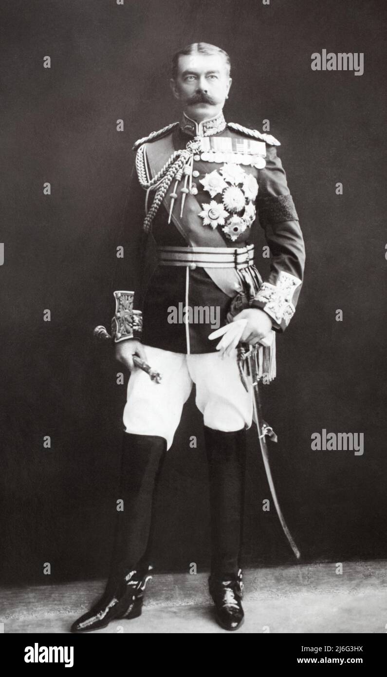 Feldmarschall Earl Kitchener Staatssekretär für Krieg in Uniform mit Medaillen. Stockfoto