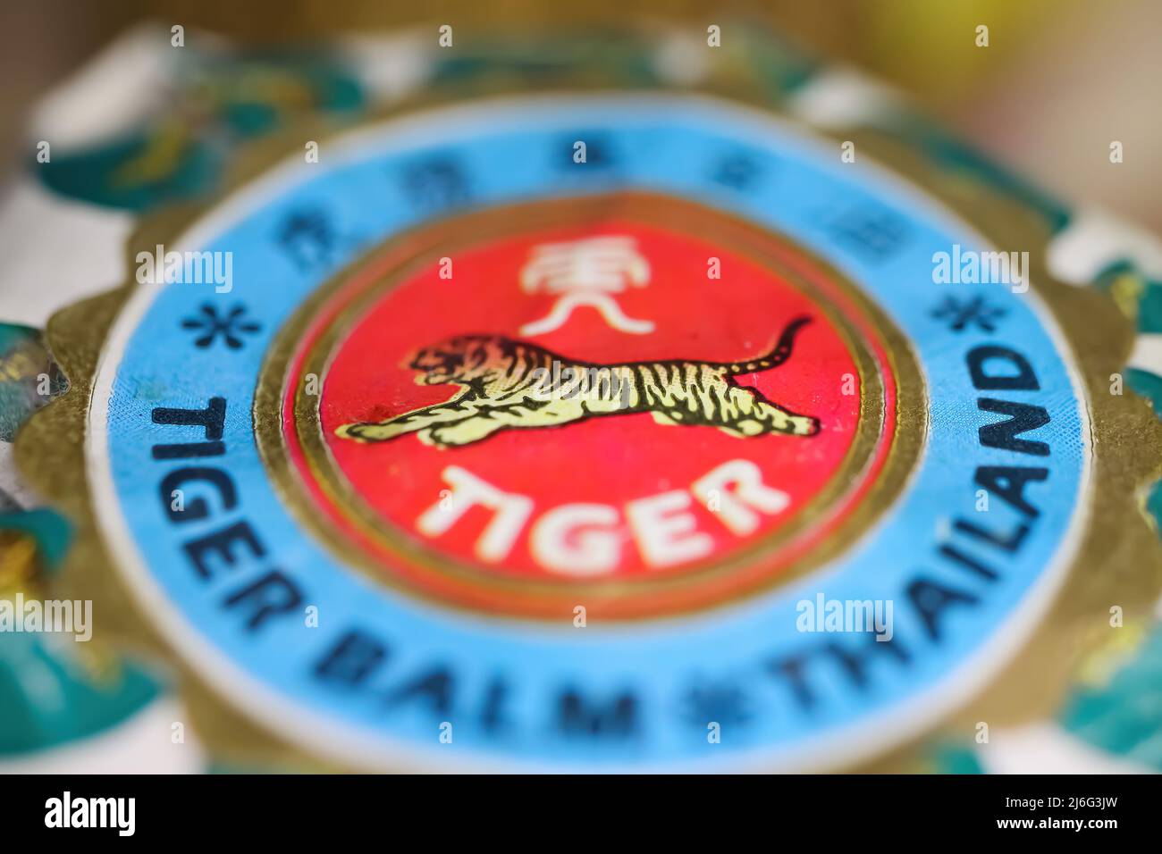 Viersen, Deutschland - Mai 9. 2022: Nahaufnahme der Deckel Deckel mit asiatischen analgetischen Hitze Tiger Balsam reiben Salbe Stockfoto