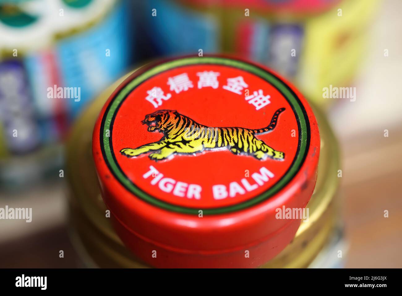 Viersen, Deutschland - Mai 9. 2022: Nahaufnahme der Deckel Deckel mit asiatischen analgetischen Hitze Tiger Balsam reiben Salbe Stockfoto