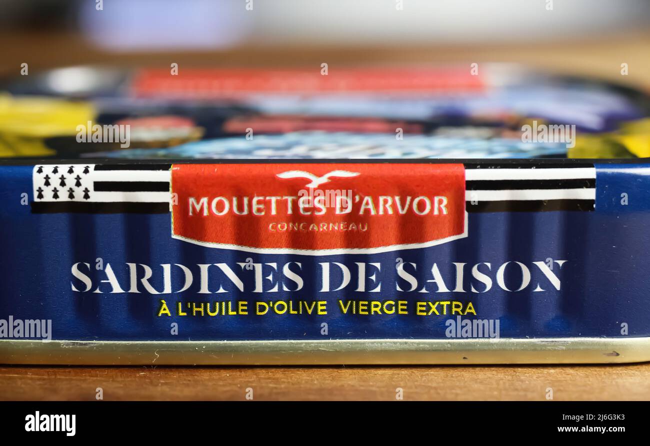 Viersen, Deutschland - Mai 9. 2022: Nahaufnahme von isolierten saisonalen französischen bretonischen mouettes d arvor Sardinen in Olivenöl Stockfoto