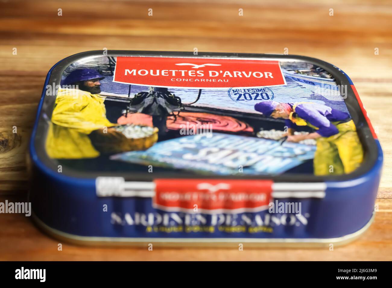 Viersen, Deutschland - Mai 9. 2022: Nahaufnahme von isolierten saisonalen französischen bretonischen mouettes d arvor Sardinen in Olivenöl Stockfoto