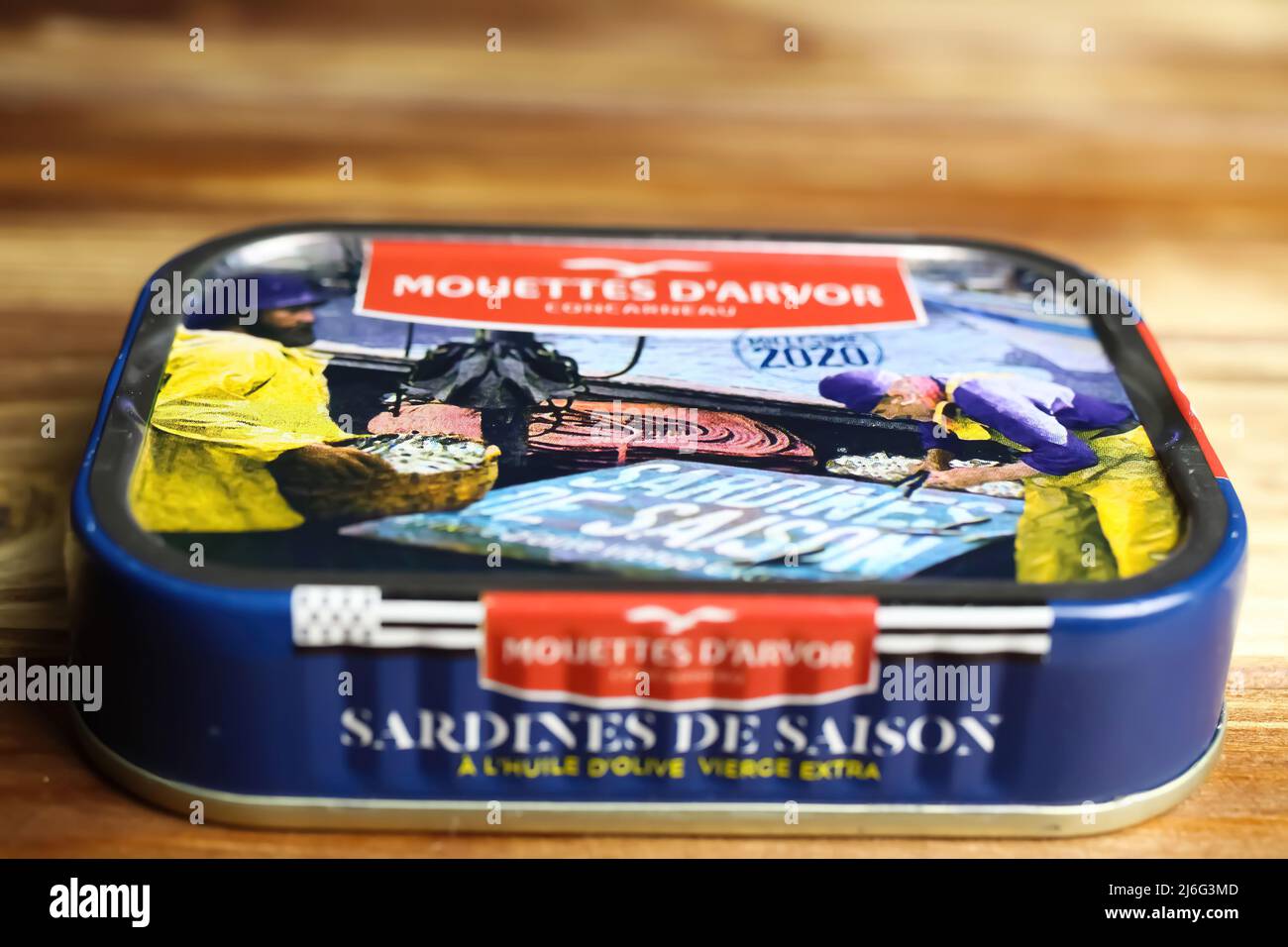 Viersen, Deutschland - Mai 9. 2022: Nahaufnahme von isolierten saisonalen französischen bretonischen mouettes d arvor Sardinen in Olivenöl Stockfoto