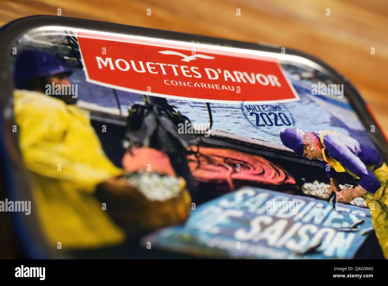 Viersen, Deutschland - Mai 9. 2022: Nahaufnahme von isolierten saisonalen französischen bretonischen mouettes d arvor Sardinen in Olivenöl Stockfoto