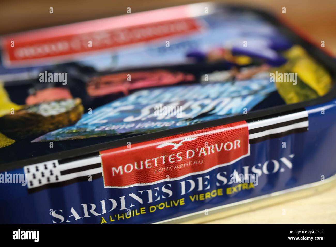 Viersen, Deutschland - Mai 9. 2022: Nahaufnahme von isolierten saisonalen französischen bretonischen mouettes d arvor Sardinen in Olivenöl Stockfoto