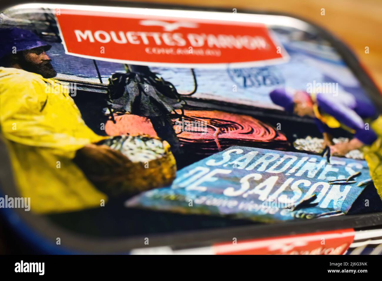 Viersen, Deutschland - Mai 9. 2022: Nahaufnahme von isolierten saisonalen französischen bretonischen mouettes d arvor Sardinen in Olivenöl Stockfoto