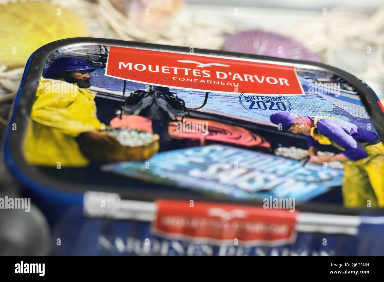 Viersen, Deutschland - Mai 9. 2022: Nahaufnahme von isolierten saisonalen französischen bretonischen mouettes d arvor Sardinen in Olivenöl Stockfoto