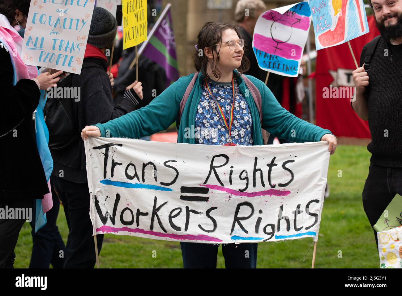 Trans Rights am Manchester May Day am Sonntag, 1. Mai. Arbeiter versammelten sich um 11:15am Uhr auf dem Petersplatz für den 11:30am. märz um 1pm Uhr in Sackville Gardens für das Festival der Reden, darunter vom Ratsvorsitzenden Bev Craig, Live-Musik, Essen, Trinken und Ständen. Kredit: GaryRobertsphotography/Alamy Live Nachrichten Stockfoto