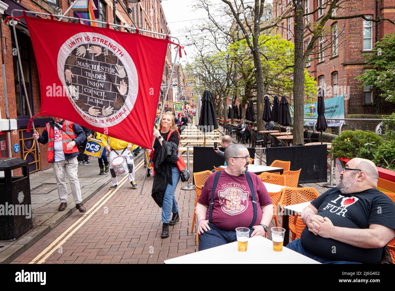 Trinker auf der Canal Street beobachten den Manchester May Day am Sonntag, den 1. Mai. Arbeiter versammelten sich um 11:15am Uhr auf dem Petersplatz für den 11:30am. märz um 1pm Uhr in Sackville Gardens für das Festival der Reden, darunter vom Ratsvorsitzenden Bev Craig, Live-Musik, Essen, Trinken und Ständen. Kredit: GaryRobertsphotography/Alamy Live Nachrichten Stockfoto