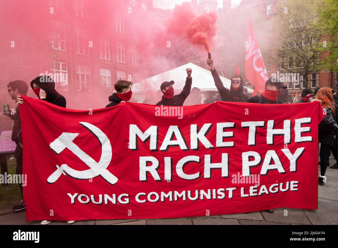 Junge kommunistische Liga am Manchester May Day am Sonntag, 1. Mai. Arbeiter versammelten sich um 11:15am Uhr auf dem Petersplatz für den 11:30am. märz um 1pm Uhr in Sackville Gardens für das Festival der Reden, darunter vom Ratsvorsitzenden Bev Craig, Live-Musik, Essen, Trinken und Ständen. Kredit: GaryRobertsphotography/Alamy Live Nachrichten Stockfoto