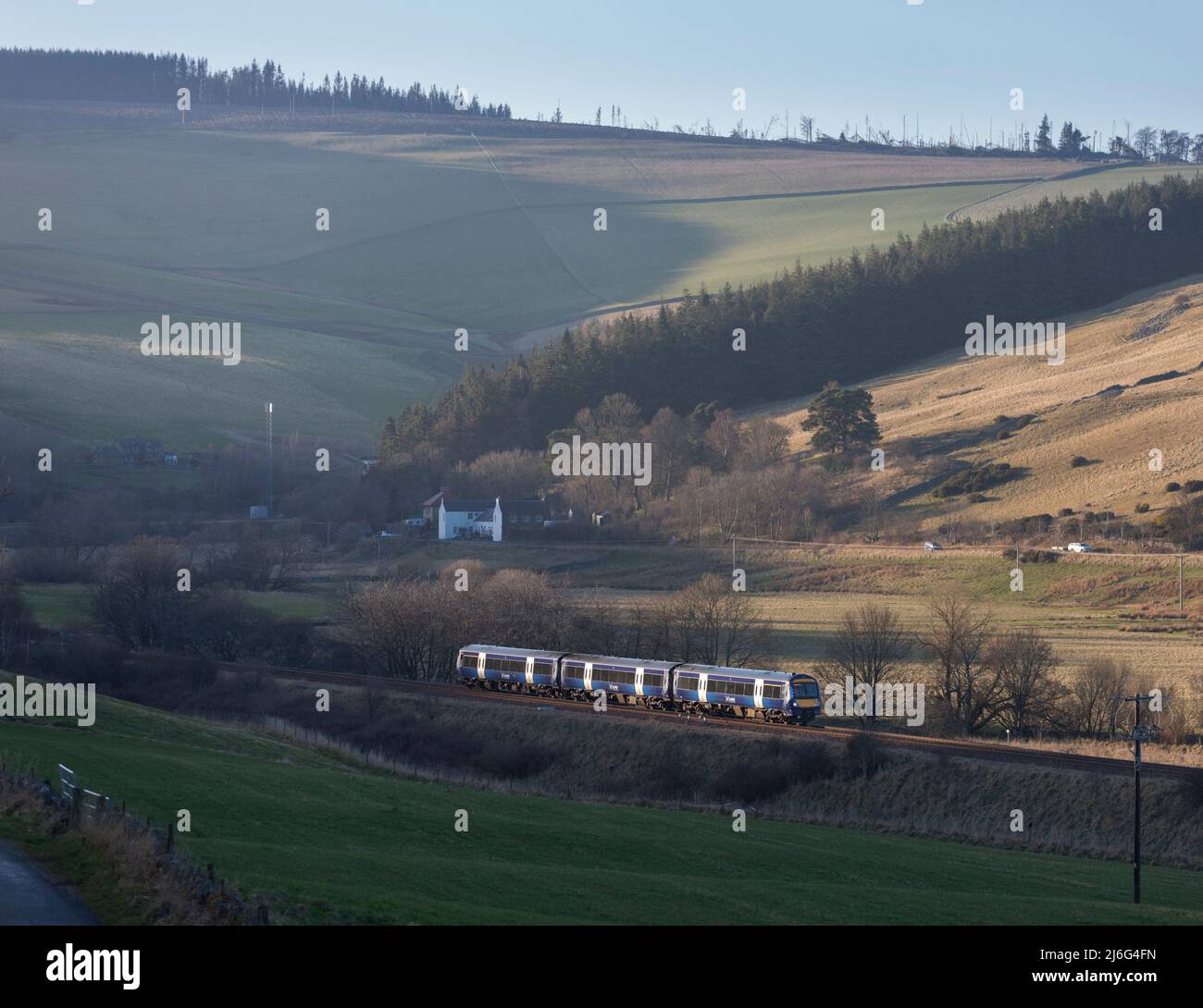 ScotRail Klasse 170 DMU Zug 170430 fährt mit der landschaftlich reizvollen Borders Bahn in der Nähe von Galabank Scotland UK durch die offene Landschaft Stockfoto