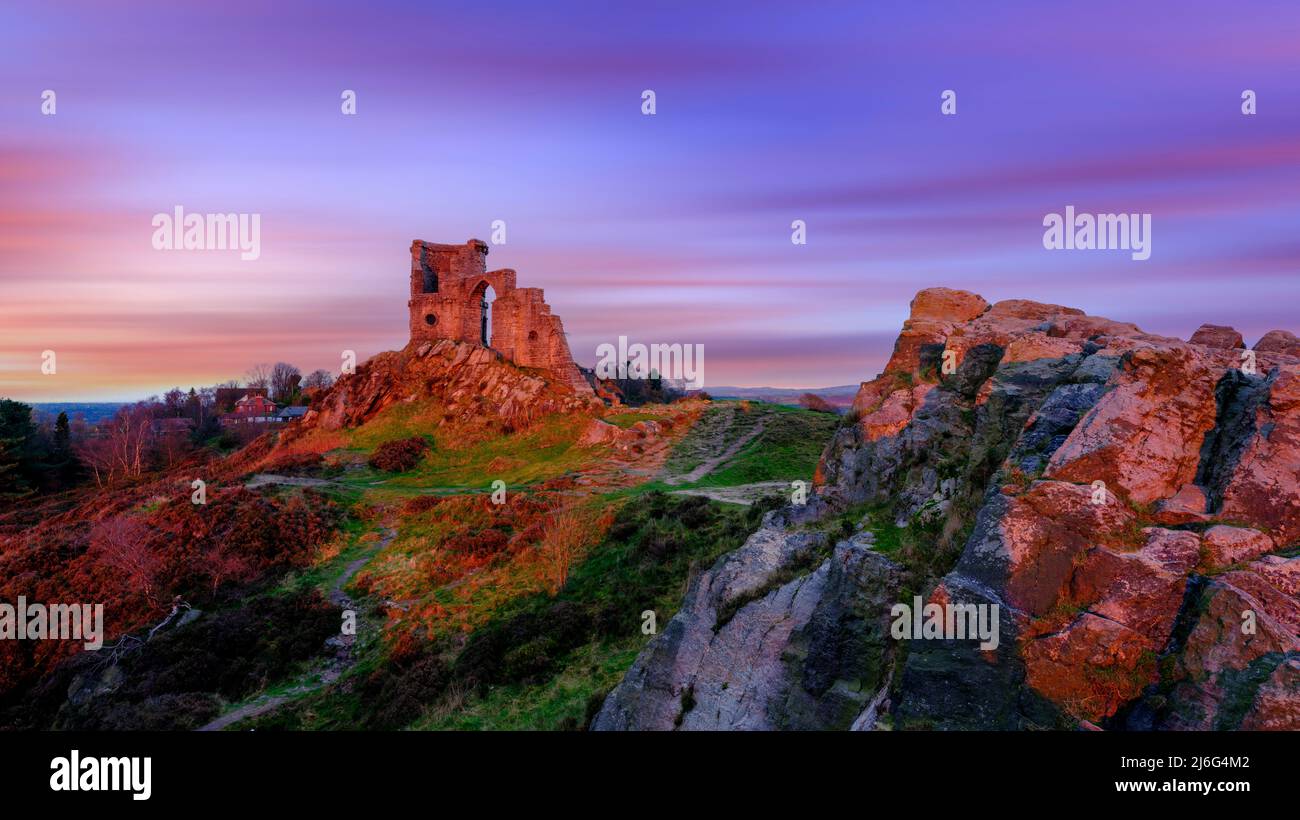 Lauch, Großbritannien - 20. November 2021: Winterlicht mit goldener Stunde auf Mow Cop Castle Folly, Cheshire, Großbritannien Stockfoto