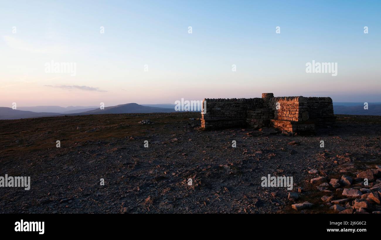 Der Steinschutz auf dem Gipfel von Inglborough in den Yorkshire Dales, Großbritannien Stockfoto