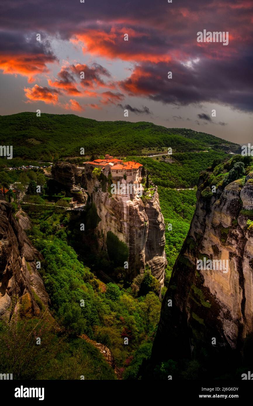 Sonnenuntergang Landschaft der griechisch-orthodoxen Klöster auf der Spitze der steilen Felsen Stockfoto