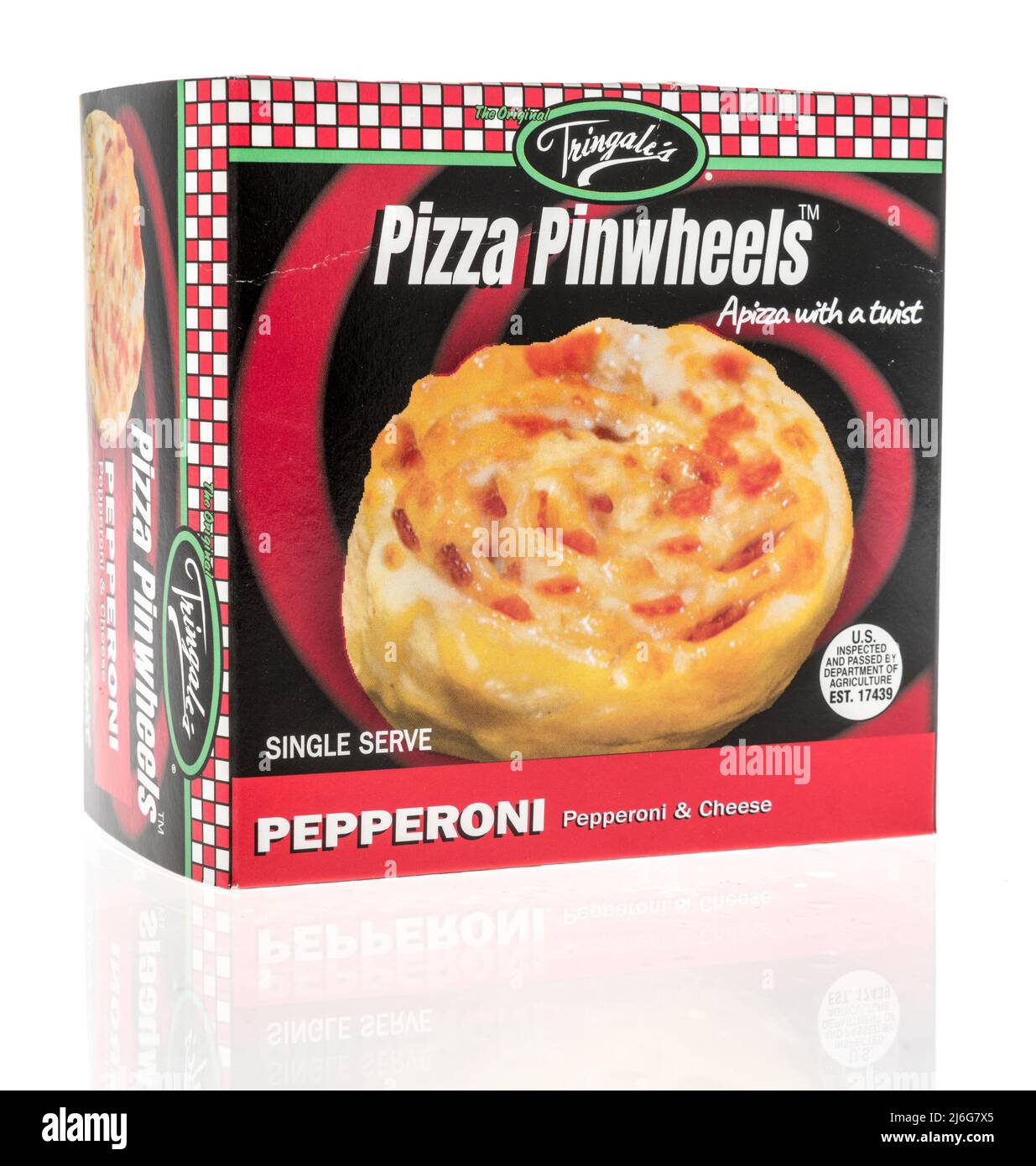 Winneconne, WI -23 April 2022: Ein Paket von Tringales Pizza Pinwheels Pepperoni auf einem isolierten Hintergrund Stockfoto
