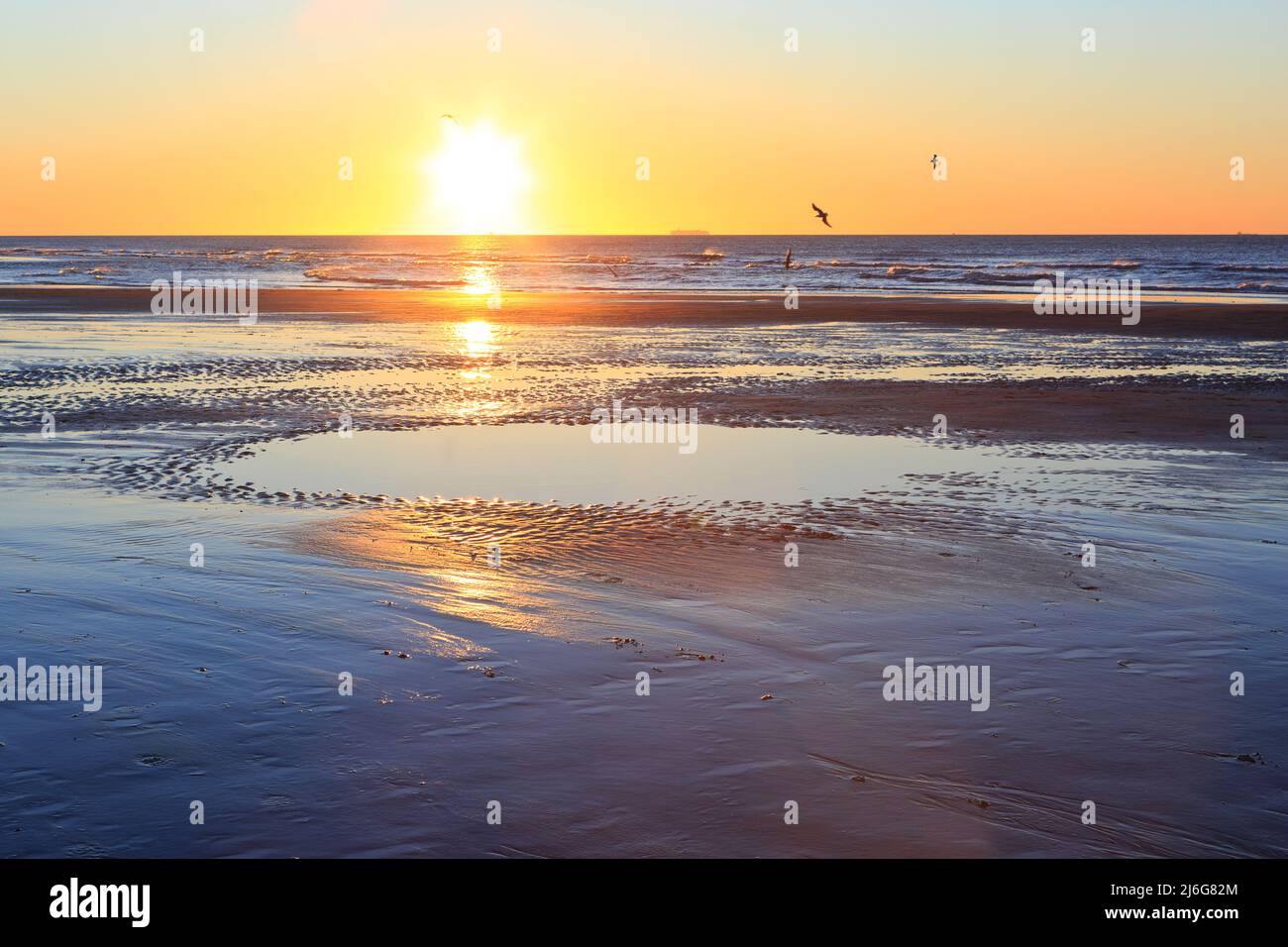 Sonnenuntergang über dem Strand von Cap Blanc-Nez (Cote d'Opale) in Pas-de-Calais, Frankreich Stockfoto