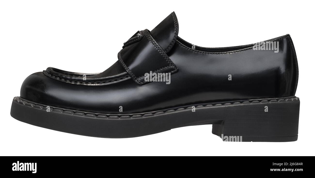 Isolierter schlichter schwarzer Damen-Schuh mit Lochmuster oder Loafer auf Weißem Hintergrund Stockfoto