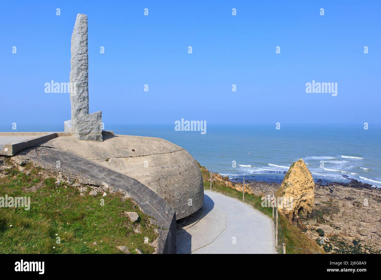 Denkmal DES ZWEITEN Weltkriegs AN den Klippen von Pointe du Hoc und in Cricqueville-en-Bessin (Calvados) in der Normandie, Frankreich an einem schönen Frühlingstag Stockfoto