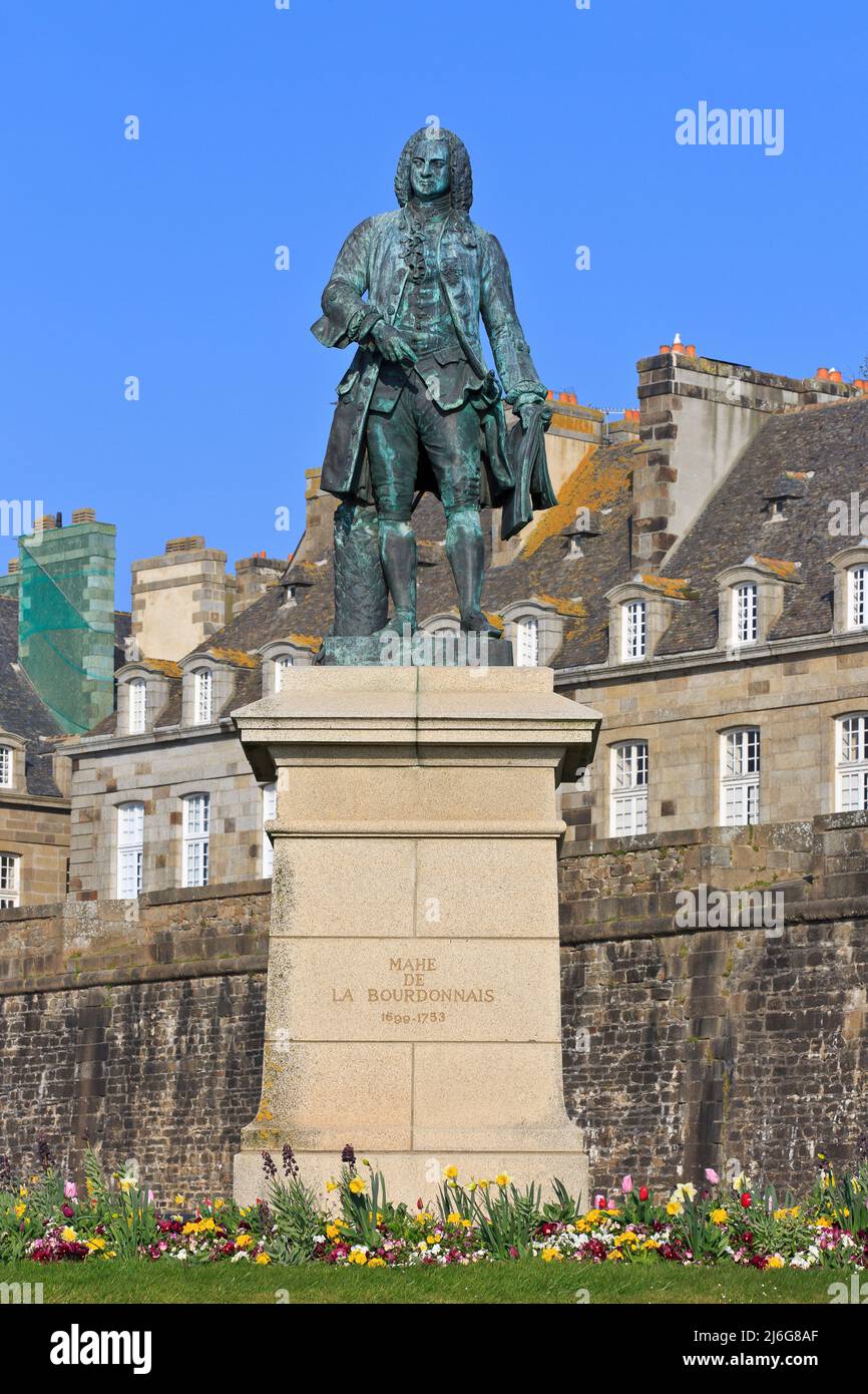 Denkmal für den französischen Marineoffizier und Kolonialverwalter Bertrand-Francois Mahé, comte de La Bourdonnais (1699-1753) in Saint-Malo, Frankreich Stockfoto
