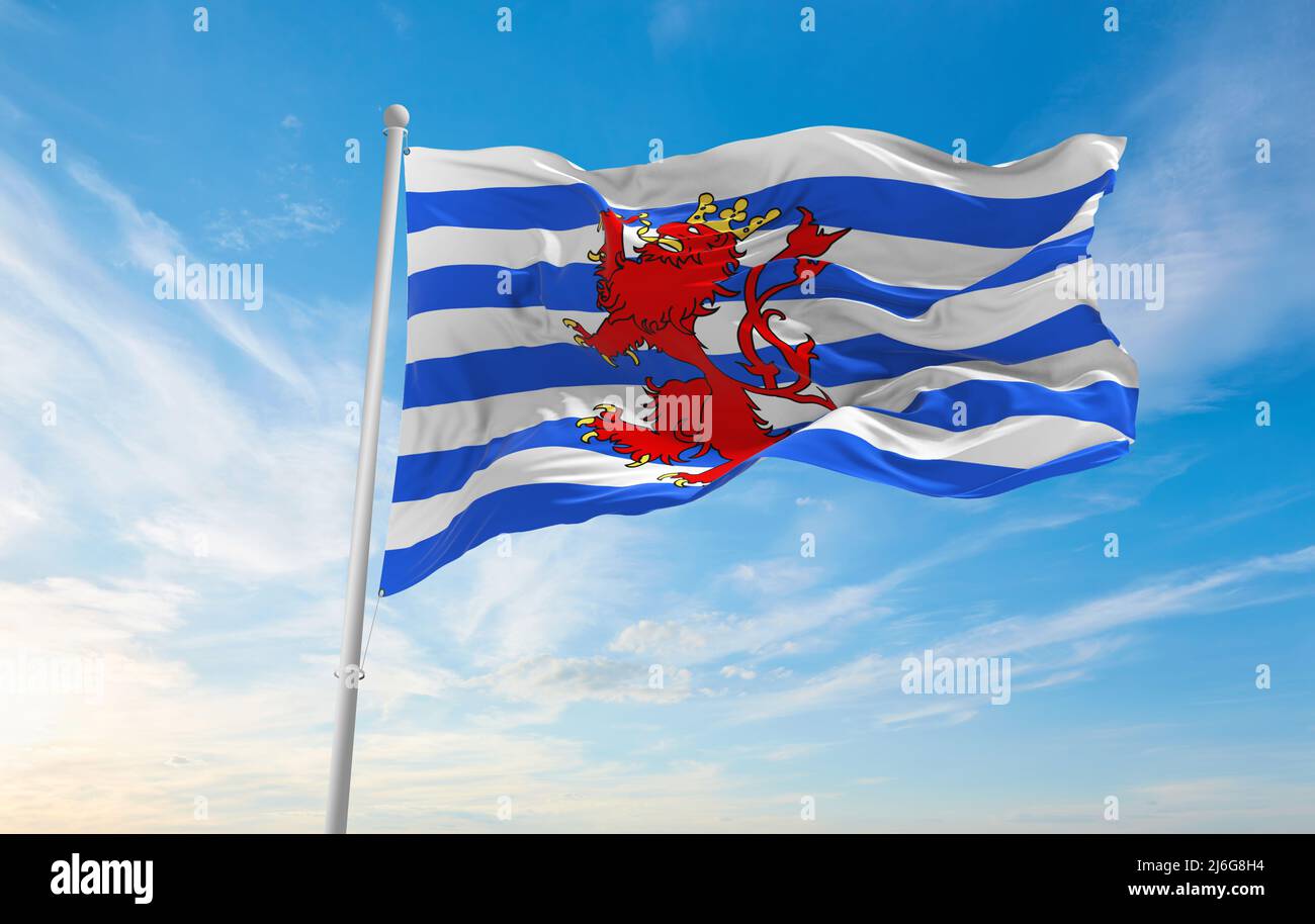 Offizielle Flagge der offiziellen Provinz Luxemburg, Belgien bei bewölktem Himmel bei Sonnenuntergang, Panoramablick. Belgisches Reise- und Patriot-Konzept. Kopie Stockfoto