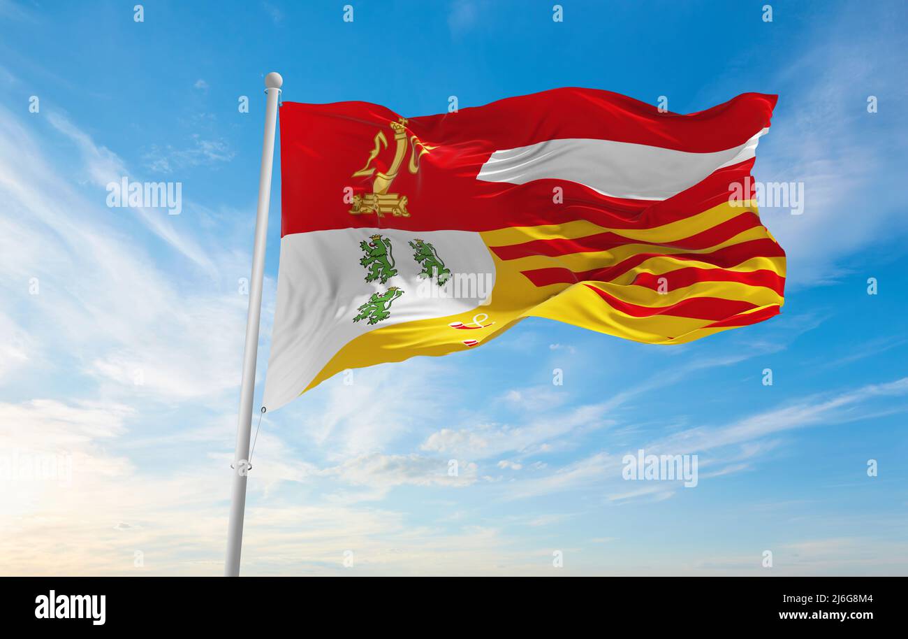 Offizielle Flagge der Provinz Lüttich, Belgien bei bewölktem Himmel bei Sonnenuntergang, Panoramablick. Belgisches Reise- und Patriot-Konzept. Platz für wid kopieren Stockfoto