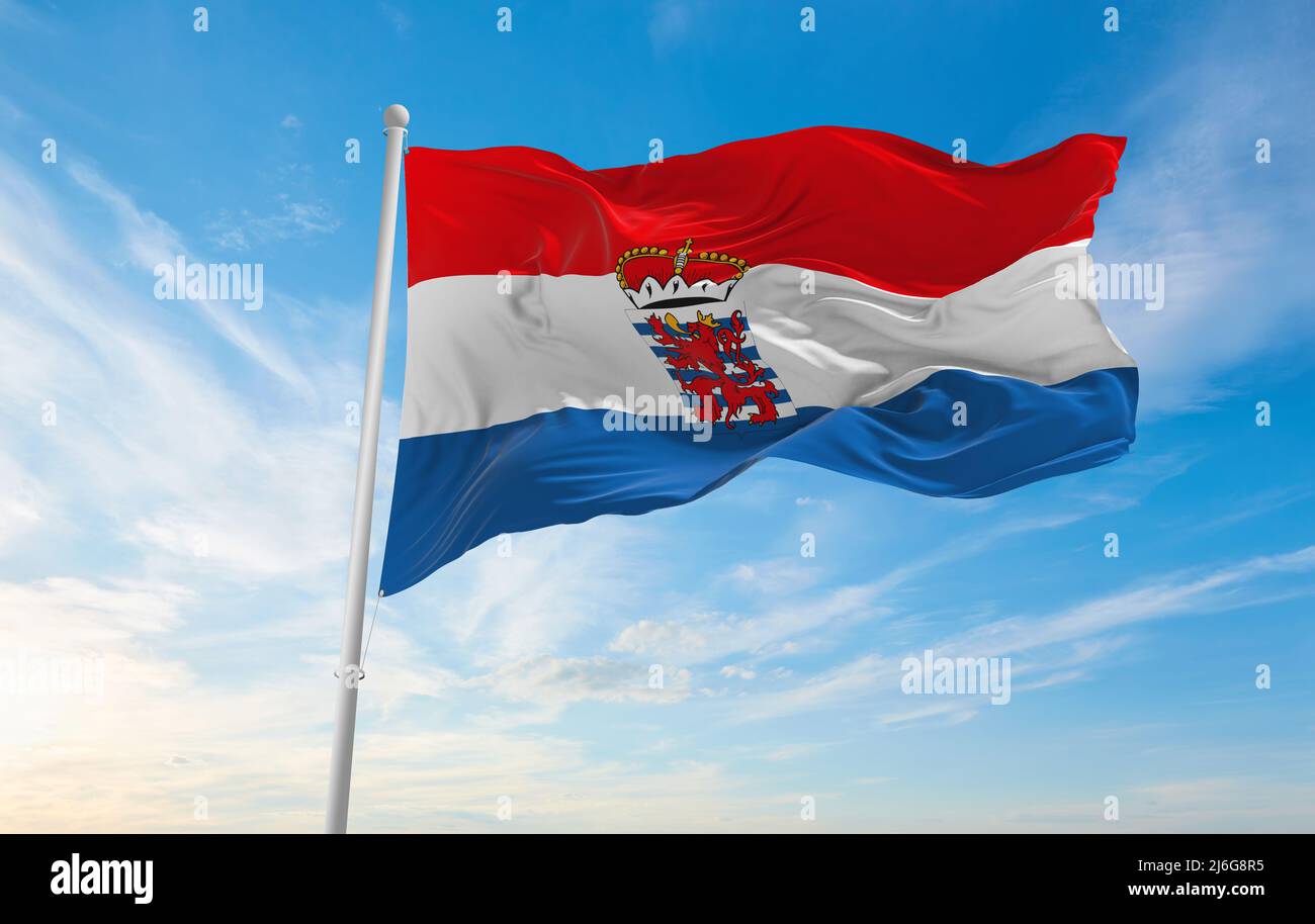 Offizielle Flagge der inoffiziellen Provinz Luxemburg, Belgien bei bewölktem Himmel Hintergrund bei Sonnenuntergang, Panoramablick. Belgisches Reise- und Patriot-Konzept. Co Stockfoto