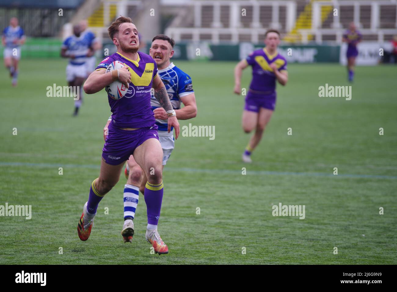 Newcastle, England, 30. April 2022. Jack Croft spielt in einem Rugby-League-Spiel der Betfred Championship in Kingston Park, um Newcastle Thunder gegen Halifax Panthers zu versuchen. Stockfoto