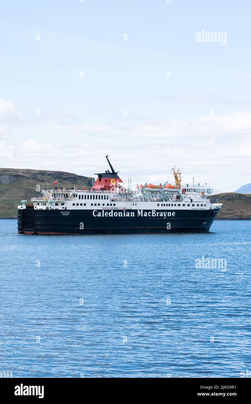 Caledonian MacBrayne Fähre, die in schottischen Gewässern mit Hügeln im Hintergrund segelt Stockfoto