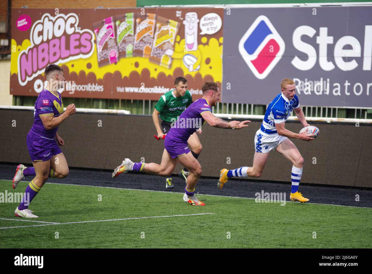 Newcastle, England, 30. April 2022. Lachlan Walmsley ist in einem Spiel der Betfred Championship Rugby League im Kingston Park dabei, einen Versuch für Halifax Panthers gegen Newcastle Thunder zu machen. Stockfoto