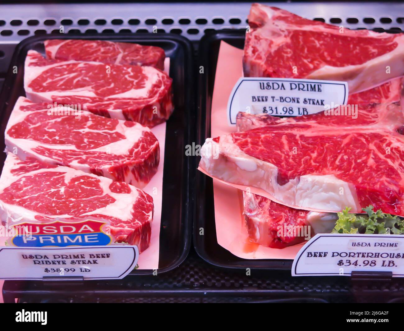 Frisches Rindfleisch wird zum Verkauf angeboten Stockfoto