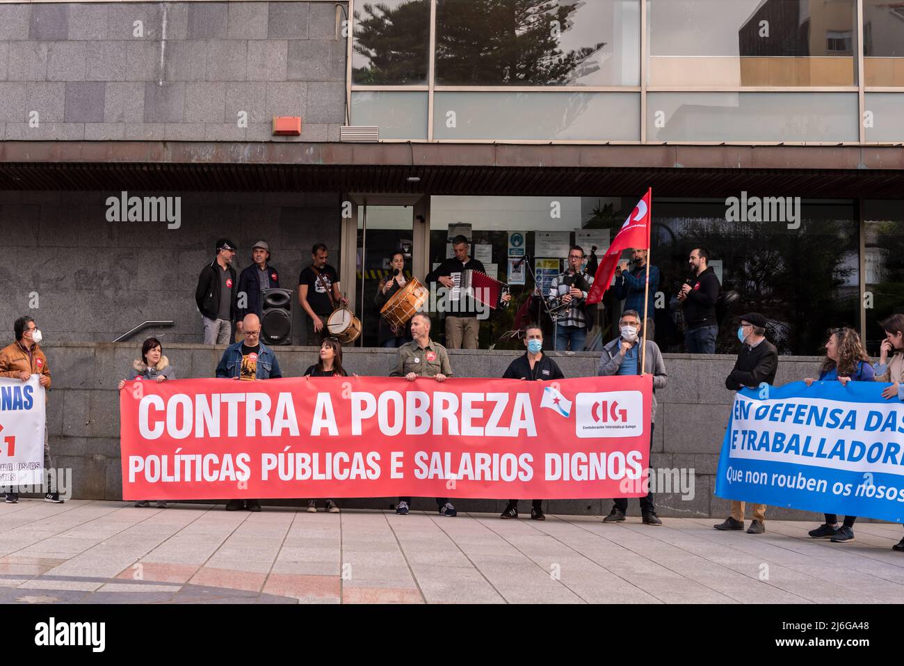 CANGAS, PONTEVEDRA, SPANIEN - 01. Mai 2022: Am. Mai protestierten die Arbeitertage mit roten Transparenten vor dem Rathaus am Abend Stockfoto