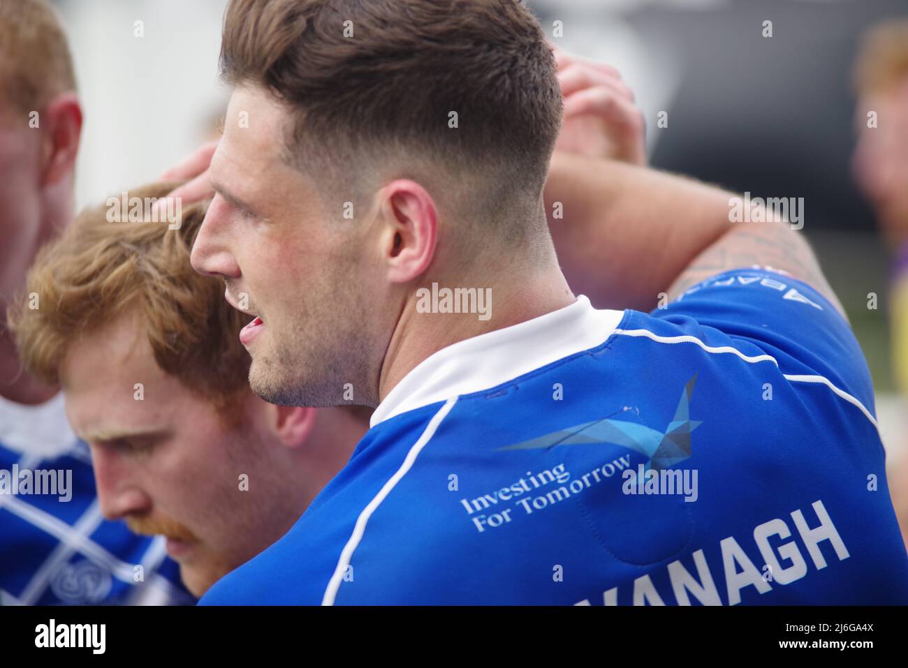 Newcastle, England, 30. April 2022. Ben Kavanagh gratulierte Joe Keyes, nachdem er einen Versuch für Halifax Panthers gegen Newcastle Thunder in einem Rugby-League-Spiel der Betfred Championship in Kingston Park gemacht hatte. Stockfoto