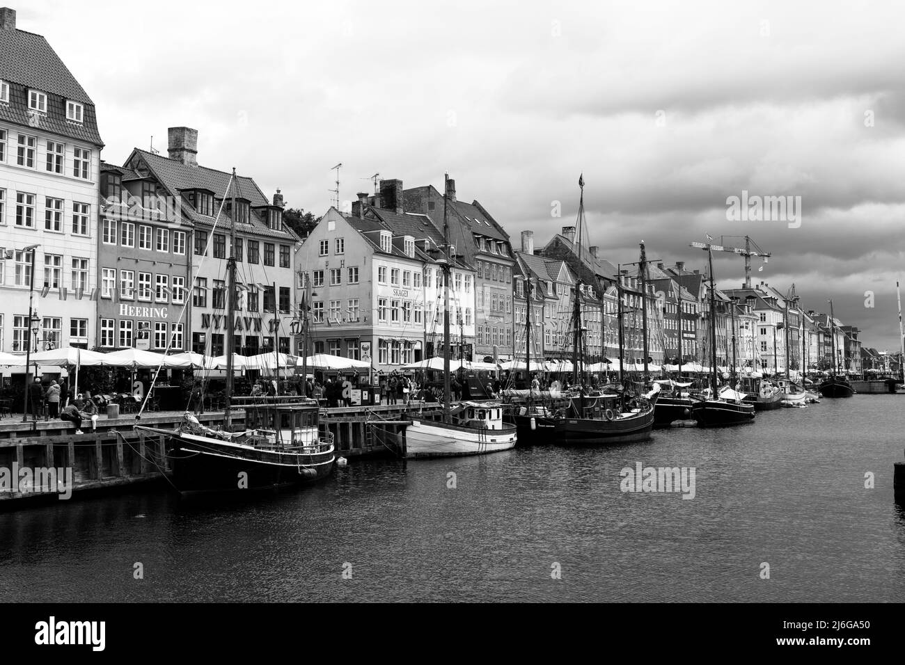 Schöne Luftaufnahme von Nyhavn, Kanal und Unterhaltungsviertel in Kopenhagen, Dänemark, den Hafen und die von bunten Stadthäusern gesäumt Stockfoto