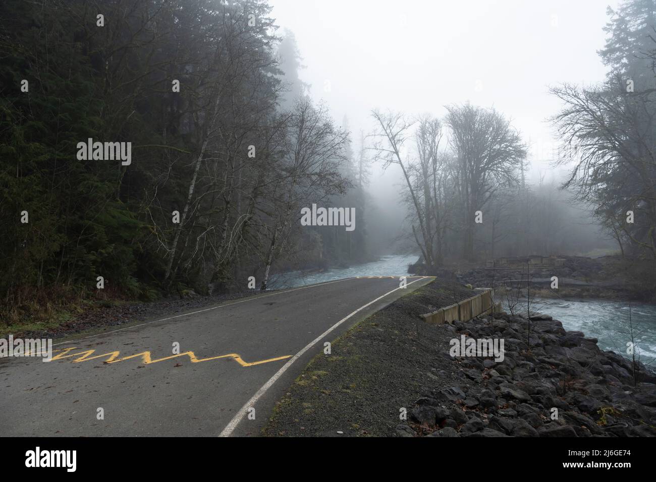 Blick auf die Brücke der Olympic Hot Springs Road auf dem Elwha River im Olympic National Park, Washington. Der Bereich wurde wiederholt von beeinflusst Stockfoto