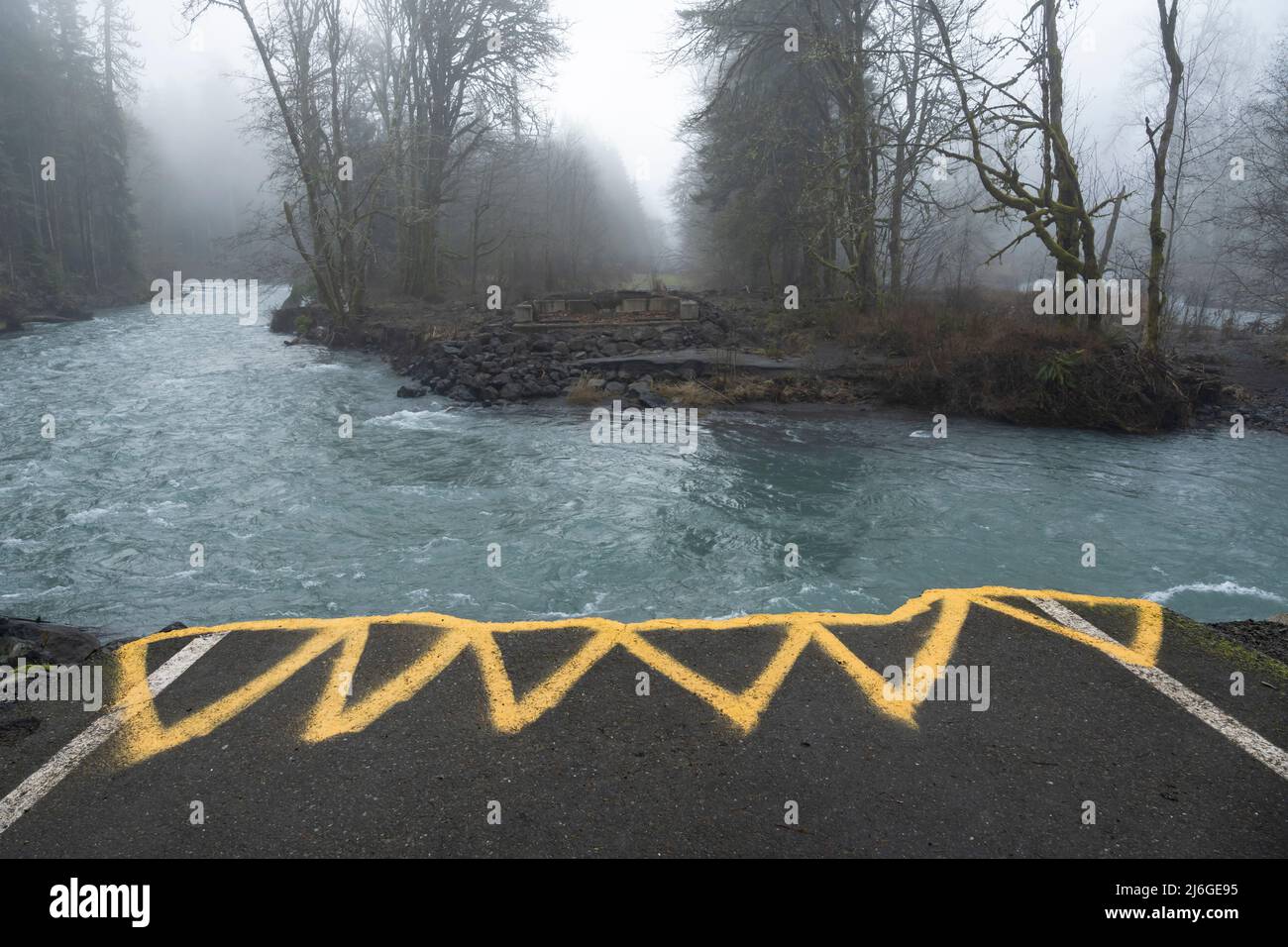 Blick auf die Brücke der Olympic Hot Springs Road auf dem Elwha River im Olympic National Park, Washington. Der Bereich wurde wiederholt von beeinflusst Stockfoto
