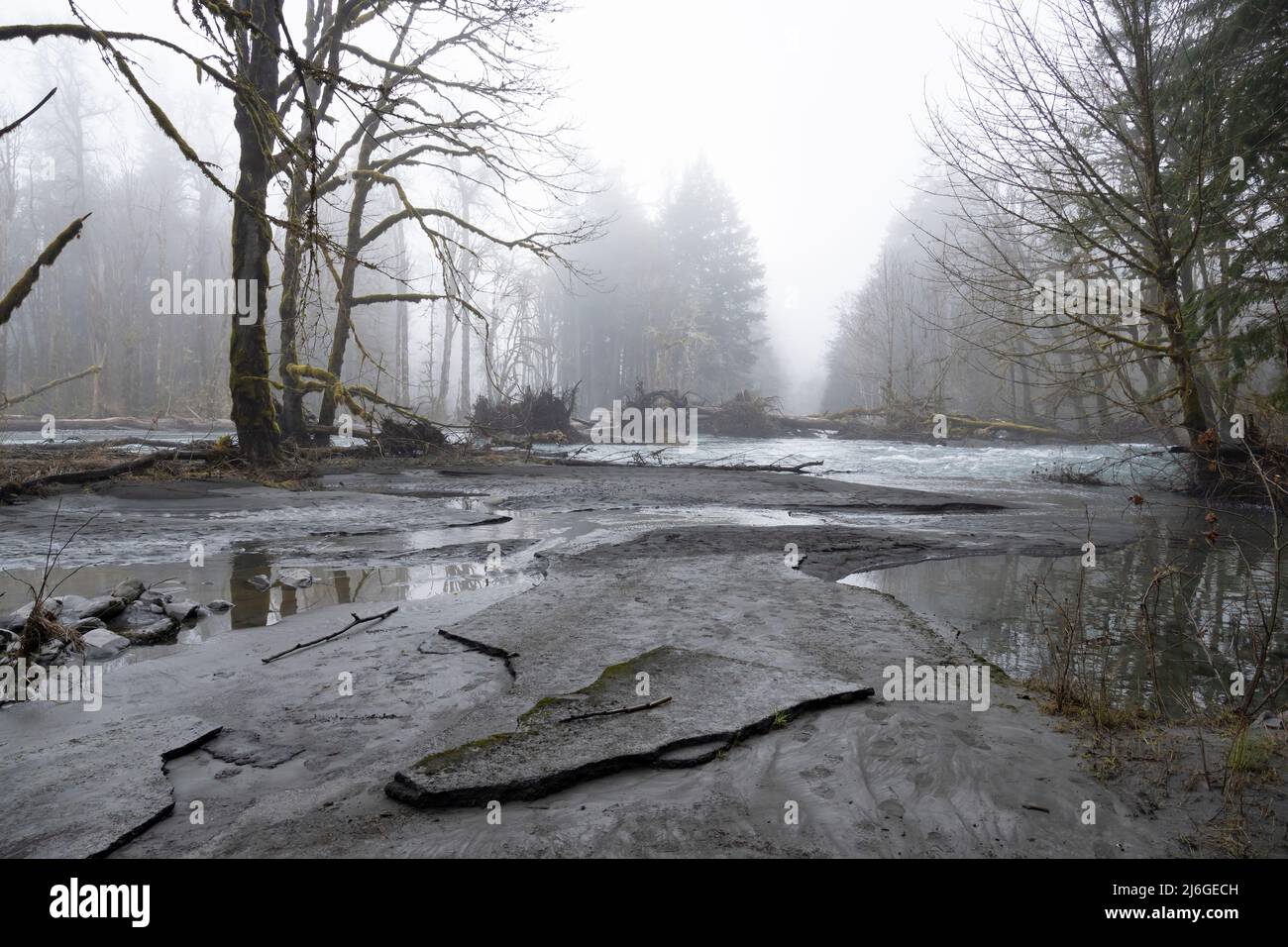 Blick auf die Auswaschung der Olympic Hot Springs Road auf dem Elwha River im Olympic National Park, Washington. Das Gebiet wurde wiederholt von Hochwasser w Stockfoto