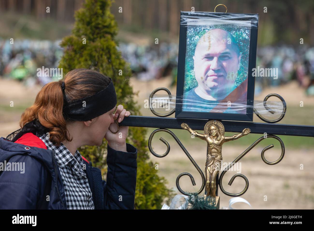 Eine Frau mit einem Trauerverband auf dem Kopf zollt am Grab ihres Mannes Respekt. Die Menschen gedenken ihrer Angehörigen auf dem Friedhof in Irpin, im Kiewer Gebiet, in der Ukraine, inmitten der russischen Aggression auf die Ukraine. (Foto von Mikhail Palinchak / SOPA Images/Sipa USA) Stockfoto