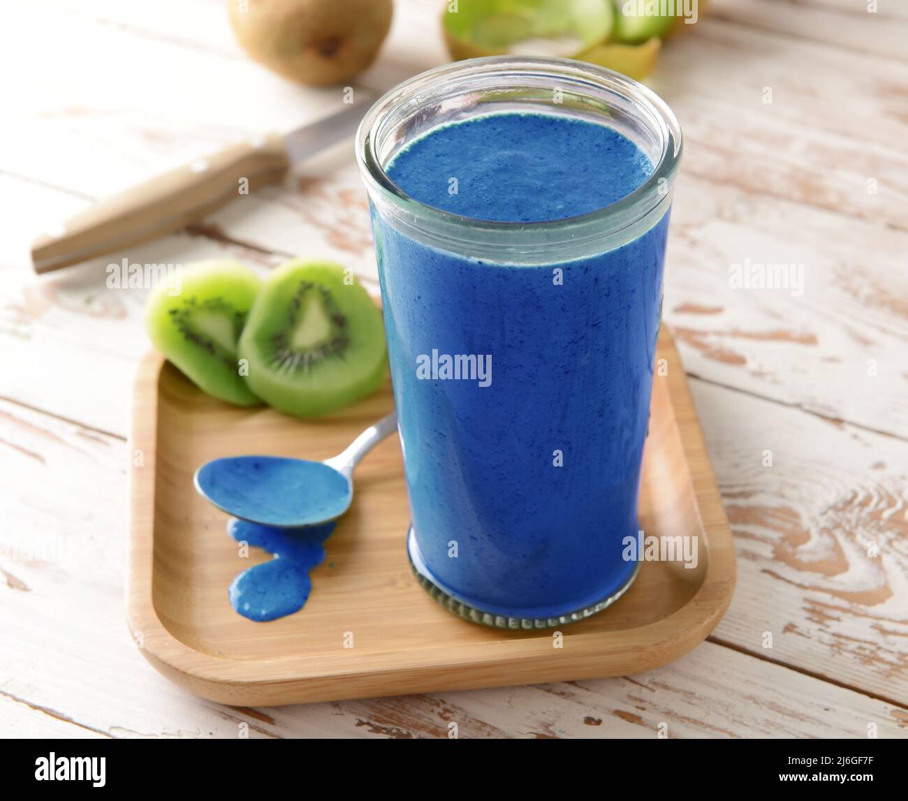 Ein Glas gesunden blauen Spirulina Smoothie auf dem Tisch Stockfoto